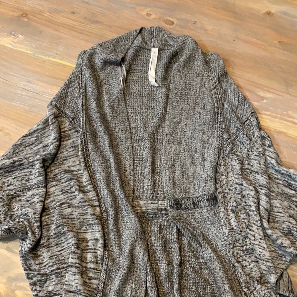 Lululemon yoga sweater can be one size